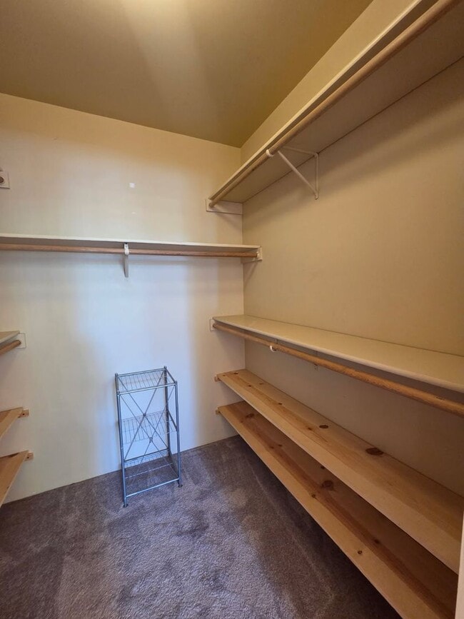 Building Photo - Studio Available in Beautiful Lincoln School