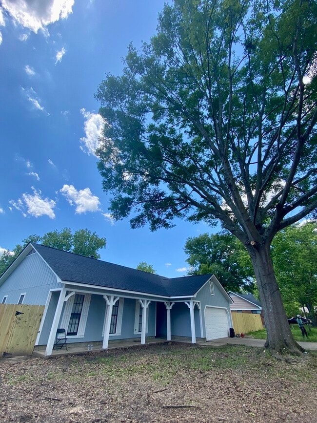 Building Photo - Newly Renovated Home