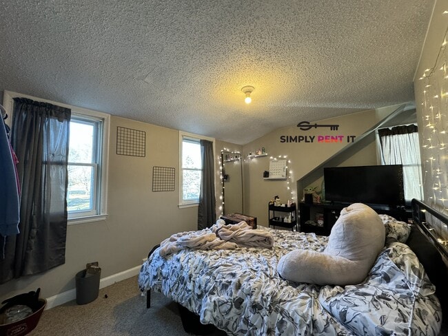 Building Photo - 4 Bedroom On Campus with Free Parking Aug ...