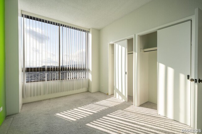 Building Photo - Luxury High-Rise Living on the 38th Floor