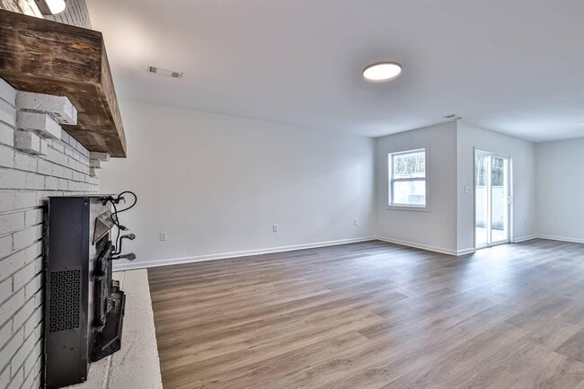 Building Photo - 252 Linden Ave