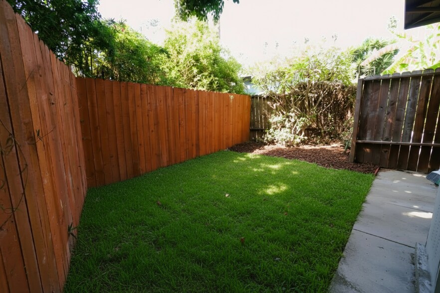 Building Photo - 6043 Selma Ave