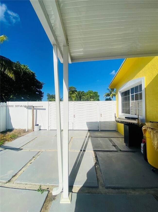 Building Photo - 10440 NW 28th Ct