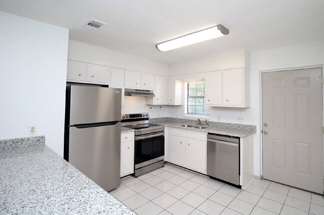Building Photo - Modern 2BD/1BA in Pace – Freshly Renovated...