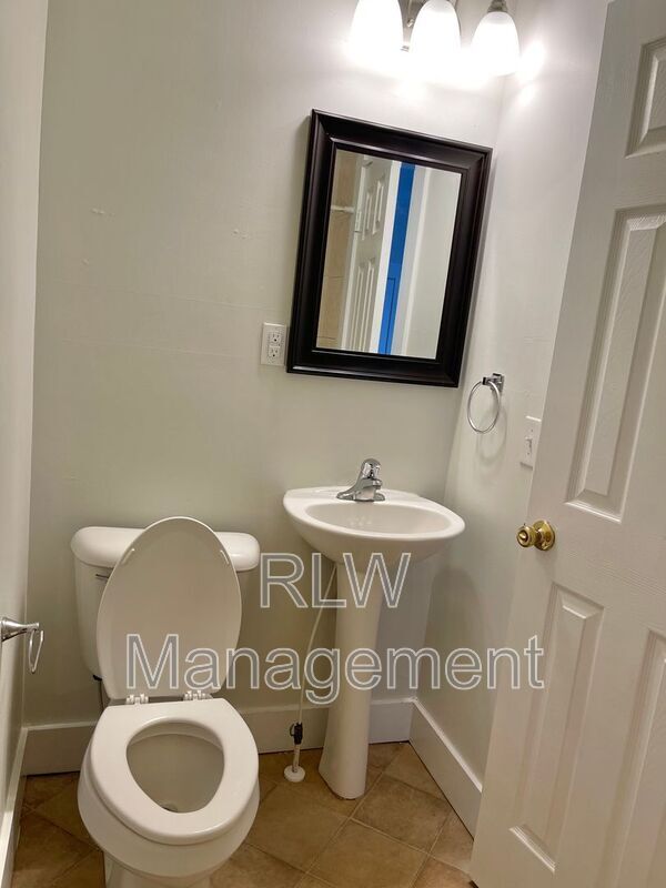 Building Photo - 11 N Central Ave