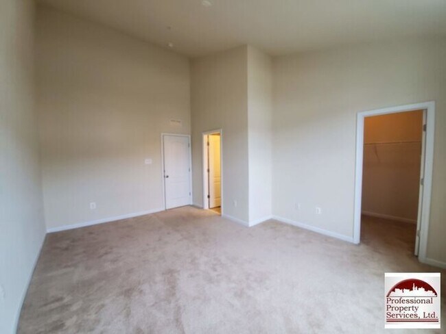 Building Photo - Beautiful Luxury Townhome Near Everything!