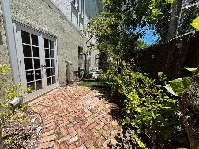Building Photo - 2850 Coconut Ave