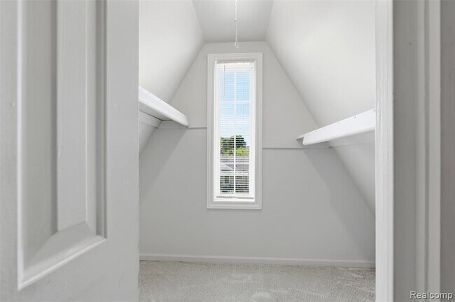 Building Photo - 735 E Maxlow Ave