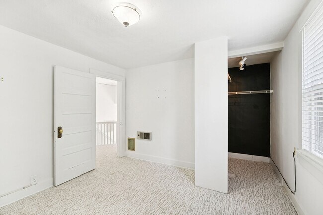 Building Photo - 1604 17th Ave S