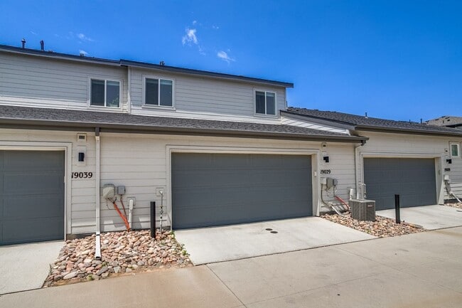 Building Photo - Spacious 4BR Townhome in Denver