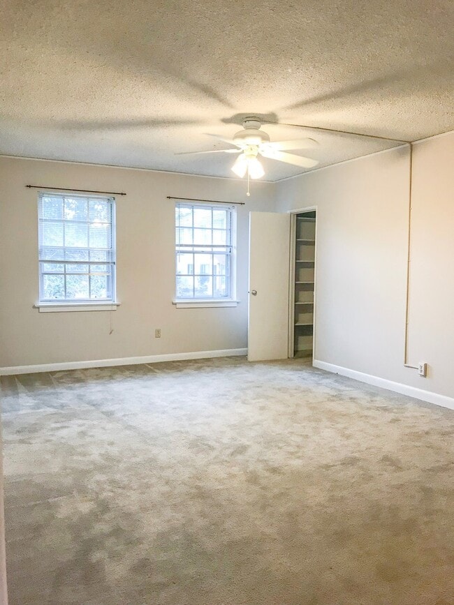 Building Photo - Summerville Townhome with Fully Equipped Kitchen