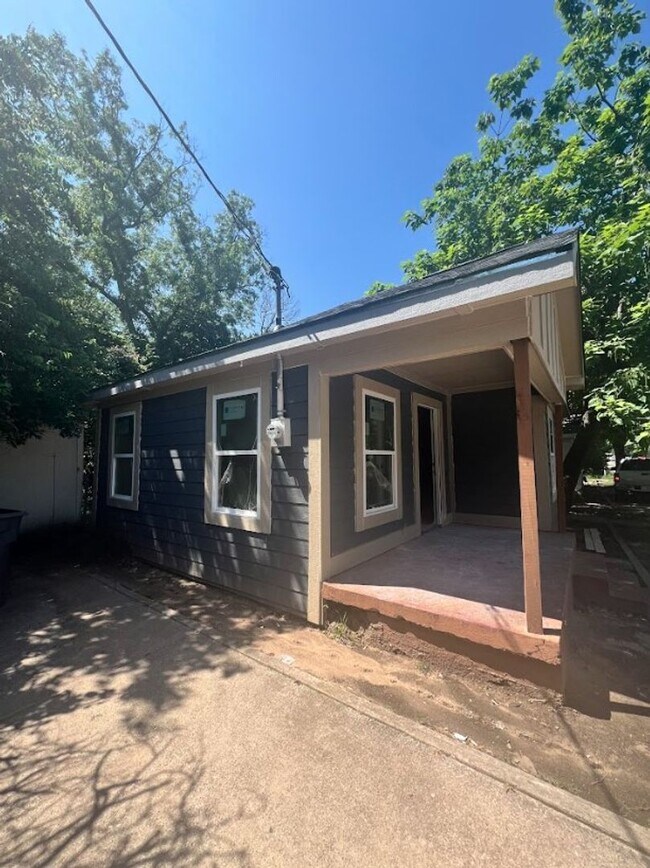 Building Photo - Coming Soon! 2 Bed 1 Bath Home for Rent in...