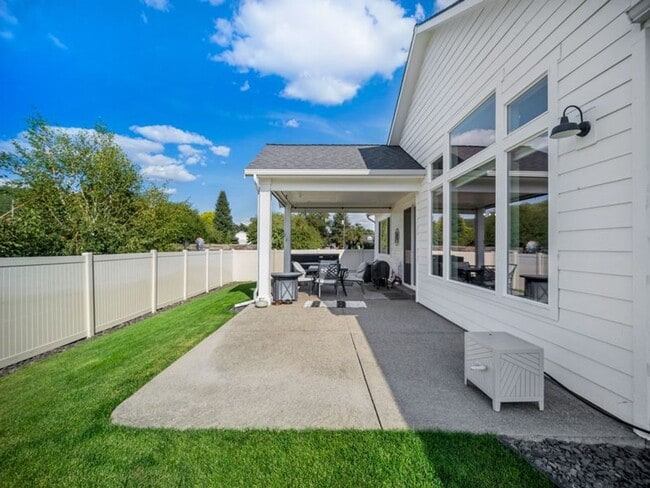 Building Photo - Fully Furnished Luxury 3-Bed, 2-Bath Home ...