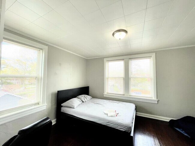Building Photo - 125 W Bodley Ave