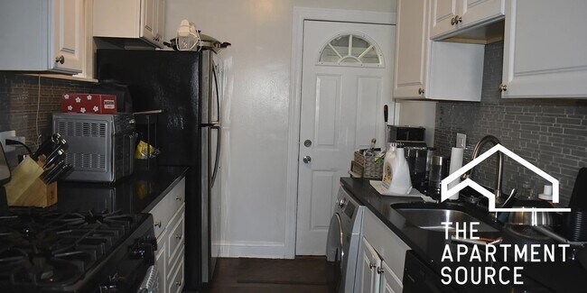Building Photo - 3839 N Greenview Ave