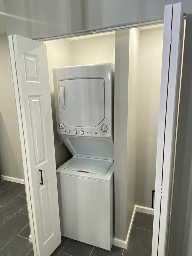 Building Photo - 1235 Summit St