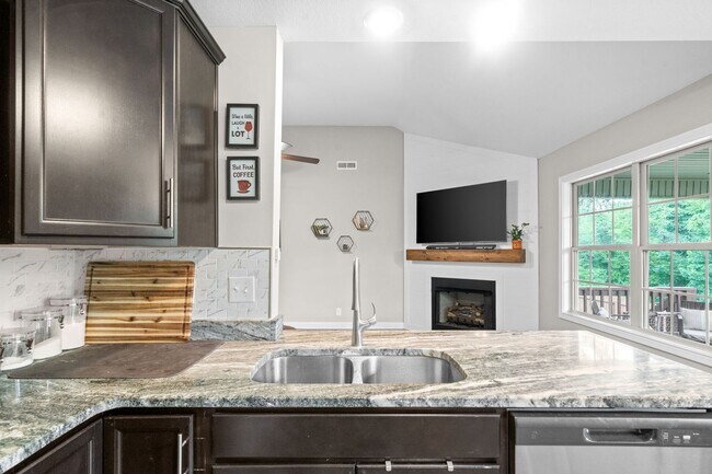 Building Photo - 3 Bed 2 Bath Home For Rent Near Downtown C...