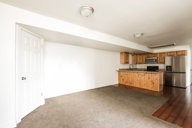 Building Photo - 3 Bedroom/1.5 Bathroom Condo in Provo