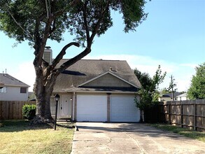 Building Photo - 2002 Greencourt Dr