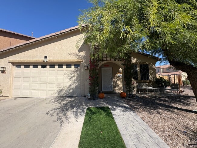 Building Photo - 1180 E Saddleback Pl