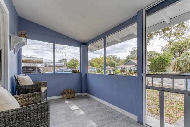 Building Photo - Beautifully Remodeled 3BR Duplex Near Parks, Schools & New Rec Center — Utilities Included. Secti...