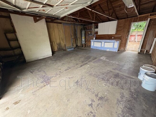 Building Photo - 690 W North Way