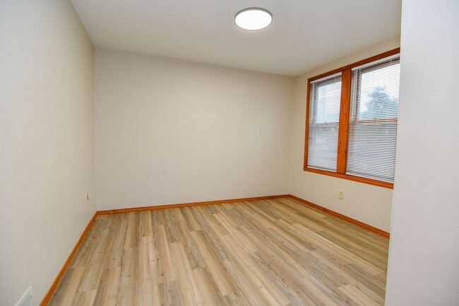 Building Photo - 2 Bed 1 Bath Lower - ALL UTILITIES INCLUDE...