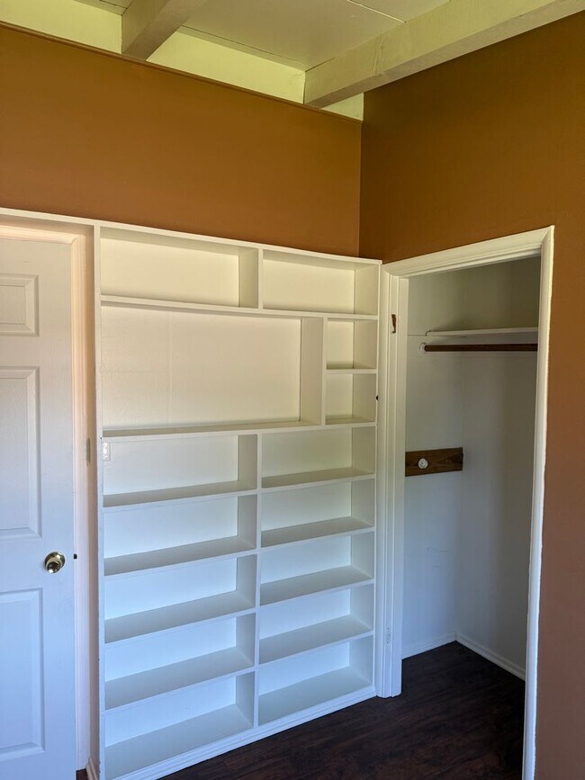 Building Photo - 3 Bed/1 Bath with Large fenced yard in central Paso Robles near Highschool!