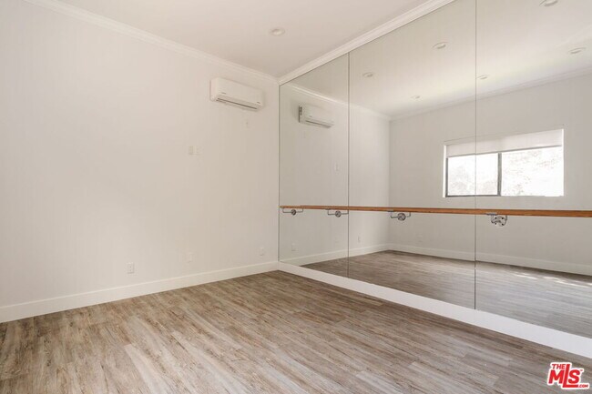 Building Photo - 1355 Bobolink Pl