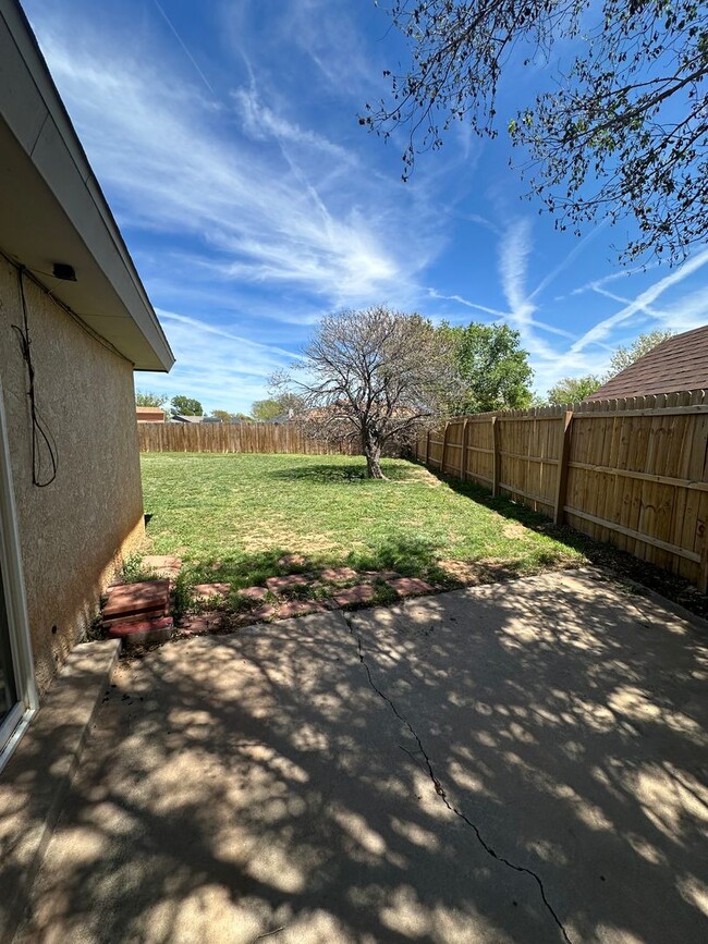 Building Photo - 3 Bedroom 2 Bath Home!