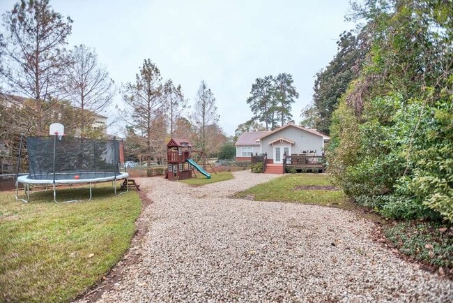 Building Photo - 4/3 House off of Bellevue! Available August 2026!