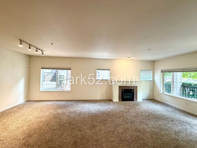 Building Photo - 2 Bedroom Plus Office Condo in DuPont!