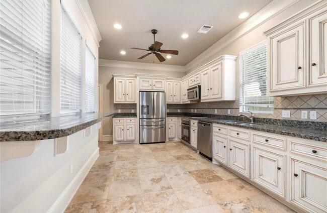 Building Photo - 5545 Cornish St