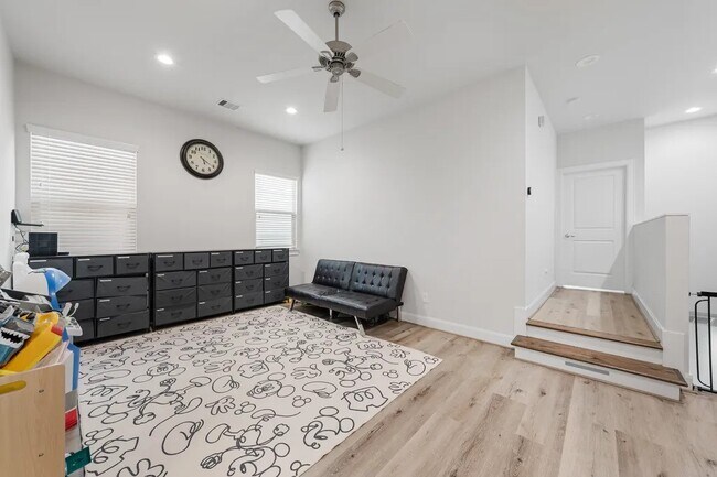 Building Photo - 3022 Maxroy St