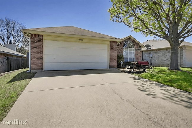 Building Photo - 1303 Hidden Oaks Dr