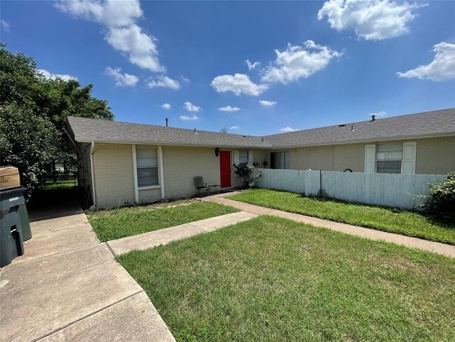 Building Photo - 2405 Parker Cir