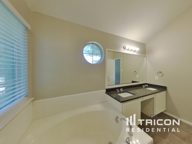 Building Photo - 834 San Jacinto Dr