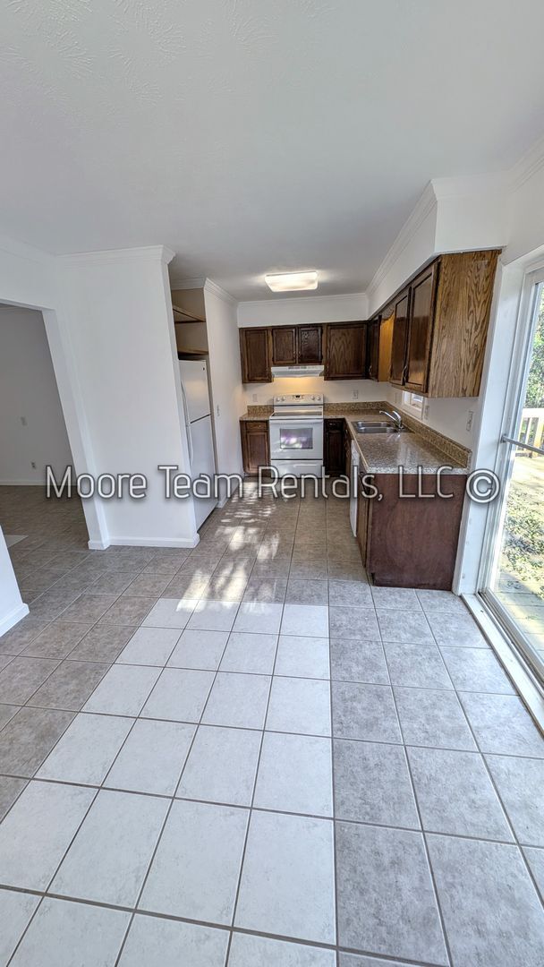 Building Photo - 3/2 Brick House, Deck, Storage & Fenced Yard