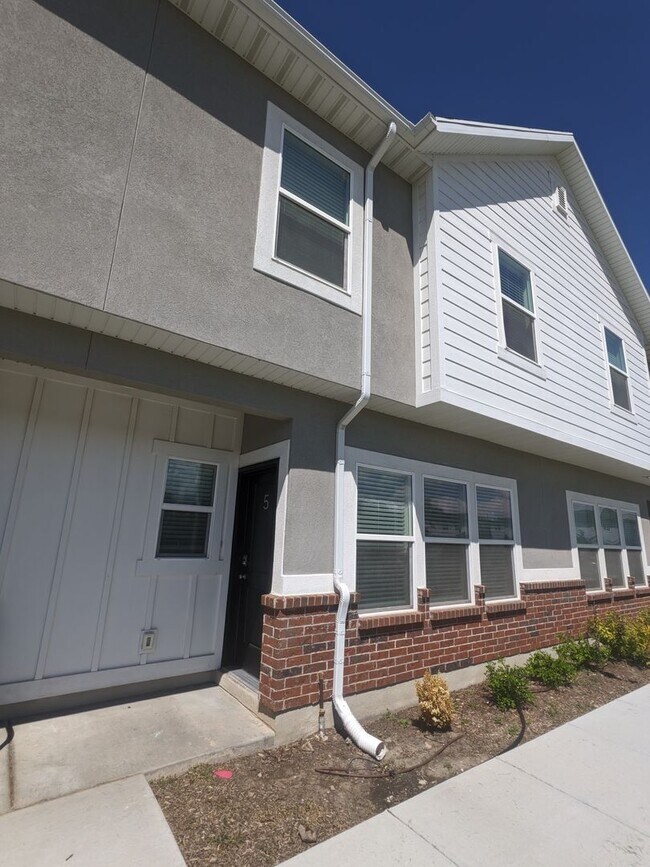 Building Photo - Move In This June! 2 Weeks Rent Free – 3 B...