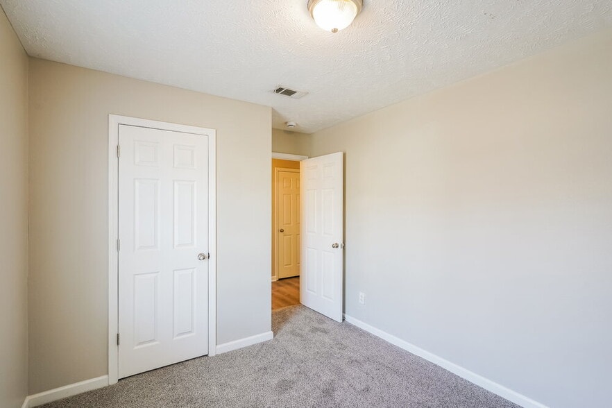 Building Photo - 127 Lyndhurst Dr