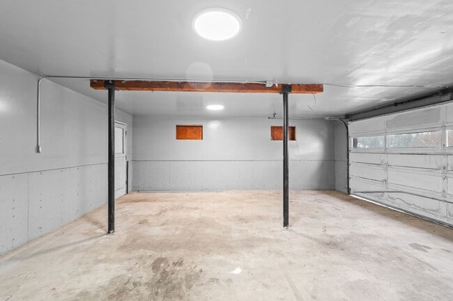 Building Photo - 4-Bedroom Retreat in Medical Lake - 2 Baths & 2,454 Sq/Ft Half Month Rent Free!