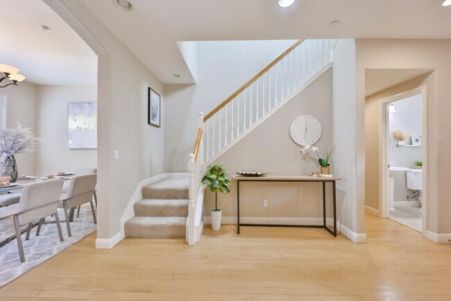 Building Photo - 492 Tyndall St