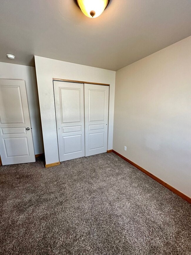 Building Photo - Opportunity in Broadwater Court Community