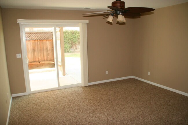 Building Photo - Great home for rent in Visalia!
