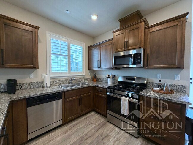 Building Photo - Modern Roseville Living – 3 Bed | 2.5 Bath |