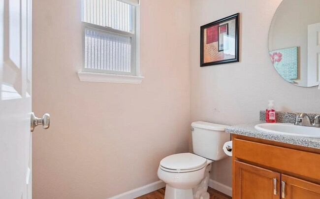 Building Photo - Huge room in a large shared home, private ...