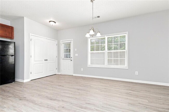 Building Photo - 8643 Thomas Ln