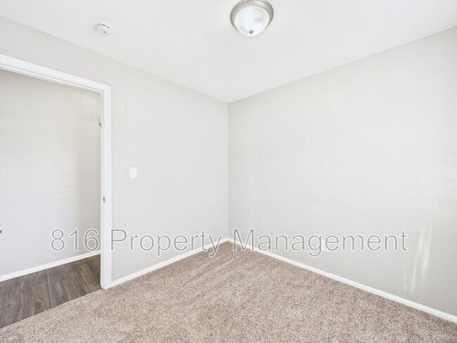 Building Photo - 721 N Rogers St