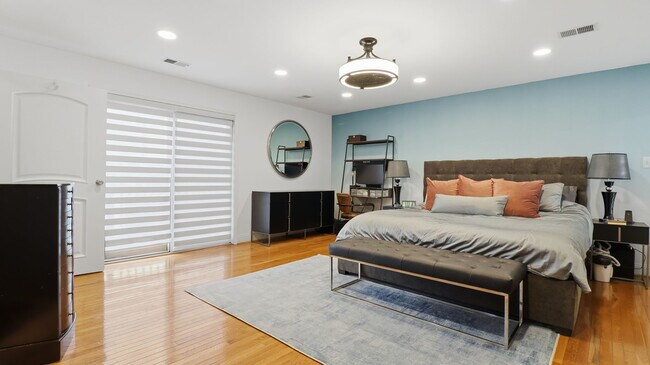 Building Photo - 30 Longfellow St NE