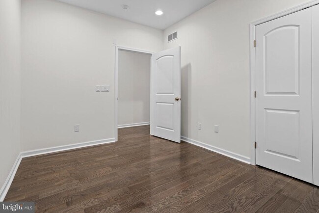 Building Photo - 819 11th Ave